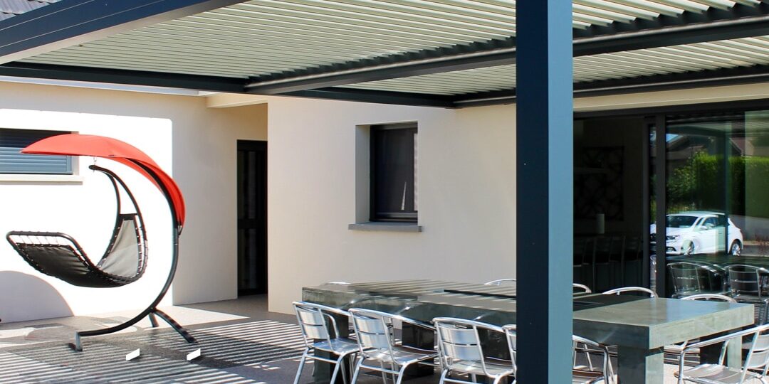 Pergola_bioclimatique Pergola bioclimatique en aluminium installée sur une terrasse à Saint-Maur-des-Fossés par H2Ouverture