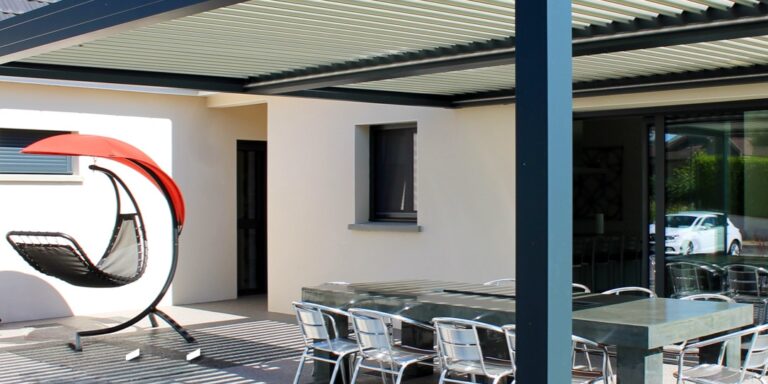 Pergola_bioclimatique Pergola bioclimatique en aluminium installée sur une terrasse à Saint-Maur-des-Fossés par H2Ouverture pour garder sa maison au frais en été